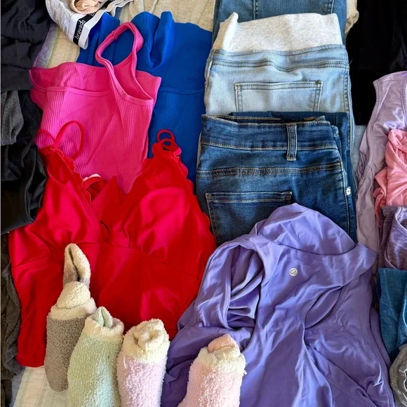 Maternity Clothing Bundle (S–M) – Leggings, Tops, Activewear, Bathrobe & More - Picture 4 of 8